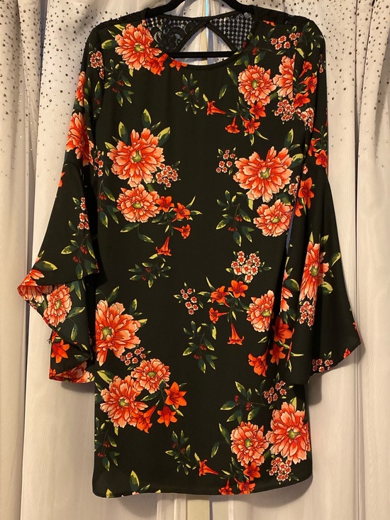 Mi Ami (Francesca’s) Dresses & Skirts - MI AMI FRANCESCA’S NWT SIZE XS BLACK WITH FLORAL PRINT & OPEN TOP BACK OF DRESS